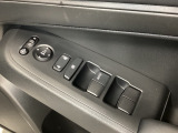 ハンドルの右側に電動格納付きパワーミラーの操作スイッチがついています。左右のサイドミラーの角度調節も微調整ができて便利です。パワーウインドウは運転席でドア4枚とも上下の操作ができるようになっています。