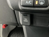 【アクセサリーソケット】12Vの電源は使いやすい位置に装備!用途は様々、スマホの充電やドラレコの電源として役に立ちます♪