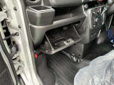 グローブボックス収納です。車検証ブックなどを収納するのにピッタリです♪
