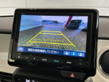 リバースギアに入れるだけで後方の表示へ切り替わります。夜間や雨の日の駐車も楽になりますよ。