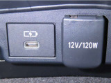 充電用USB端子、パワーアウトレットを装備しております。