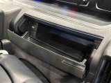 小物が収納できる運転席側インパネアッパーボックス。 ボックス内にはUSBソケットが一口。
