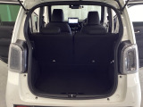 開口部も広く荷物の積み下ろしもしやすいお車となっております。シートの背もたれは5:5の割合で分割して可倒できるので、長いお荷物などを載せることもできます。