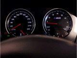 【メーターパネル】最も重要なスピード・メーターとタコ・メーターとを共に同じ位置に最大限の大きさで配置。ドライビング中のドライバーの視線を可能な限り逸らす事無く安心安全なドライビングをしてもらう拘りです