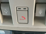 【SOSコール】急病時や危険を感じた時、SOSコールスイッチを押すと専門のオペレーターに繋がって警察や消防への連携をサポートしてくれます。また、万が一の事故発生時にはエアバック展開と連動して自動通報します。