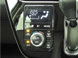 オートエアコンを装備しておりますので、四季を通じて車内を快適な温度に保つことが出来ます!高級感が有りますね!