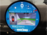 【全周囲カメラ】全周囲カメラ装備車両で御座いますので、狭い駐車スペースでもお車の全体図が確認でき、障害物との接触を未然に防ぐことが可能です。