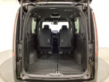 3列目シートは床下に収納できるタイプになっています。2列目シートを最前までスライドさせれば広い荷物スペースが出現します。床面は段差も少なく荷物の出し入れもしやすくなっています。