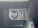 運転席と助手席の間にUSBソケットがついているので、スマートフォンなどの充電が可能です。