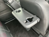 【後席専用テーブル】  テーブルが付いておりますので、遠方へのお出かけの際には大活躍ですね♪