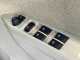 【電動格納ミラー】サイドミラーは電動格納式となっており、狭い駐車場でもキズがつくリスクを抑えられます。