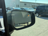 斜め後ろから接近する車を、ブザーとミラーの三角マーク点灯で教えてくれる「BSW(後側方車両検知警報)」。車線変更時のヒヤリが減りますね!