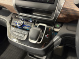 ハイブリッド車特有の小型セレクトノブは軽いタッチでスマートに操作できますよ。