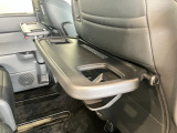 シートバックテーブルを装着しています!車内での軽食などに便利です!