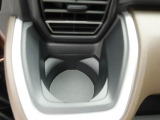 カップホルダーは運転席や助手席からちょうど手の届く位置です!!