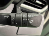 周りの明るさに応じて点灯するオートライト。ワンタッチターンシグナル機能付き方向指示器になっています。レバーはターン位置で固定されず、手を離すと元の位置に戻ります。