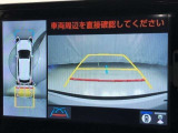 車の全周囲の画像が表示されます。運転席から見づらい個所なども、上空から見たような映像で確認できます。映像のきりかえも出来、後方確認だけでなく大変便利な機能です。