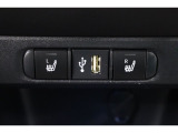 運転席と助手席には寒い日の肩や腰、冷えやすい下肢を温めてくれるシートヒーターが付いております!