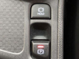 HOLD機能付きの電動パーキングブレーキ。HOLD機能を使用すると、信号待ちなどでフットブレーキから足を放しても、車は動かずそのまま停車してくれます。ドライブなど足が疲れた時には便利な機能です。