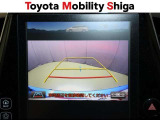 車庫入れや縦列駐車などの際に、後退操作の参考になるガイドラインをモニター画面に表示します。