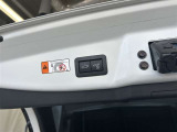両手が荷物で塞がっている時にはコレ!パワーバックドアで開閉ラクラクです。バックドアに手が届かない時も、リモコンで開閉の操作が可能です。もちろん、荷物もたっぷり積めます。