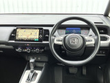 水平基調でスッキリとしたフロントビュー。広く見渡せて運転に安心をもたらします
