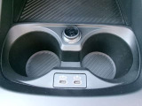 ワイヤレスチャージングを搭載しているので対応機種なら置くだけで充電ができます。コードをつけなくてもよいので、運転席周りがスッキリします。