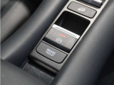 【電動パーキングブレーキ】スイッチ操作で力も手間もいらず簡単操作。【オートブレーキホールド機能】停止時にブレーキペダルから足を離してもブレーキは効いたまま!アクセルオンで自動解除。