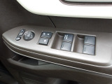 運転席のスイッチで全てのウィンドウの開閉操作を行うことができます。ロックボタンをONにしておくと、運転席以外のウィンドウは作動しないのでお子様を乗せているときなども安心ですね♪
