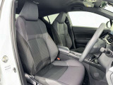 シックな色使いの運転席周りですね。すっきりとしたデザインで上品な色使いです。居心地の良い運転席、長く座ってられるリラックスできるデザインがいいですね。