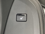 リアドアのパワーウインドウスイッチの近くにリア席用のシートヒータースイッチがついています。冬場の寒い時など、フロントシートだけでなくリアシートでも快適に過ごせます。