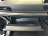 ちょっとしたところは収納ボックスにもなっています。車内はサイズも決まっているので、収納が少ないと思っているアナタ!ご安心ください。さまざまなところに収納が隠れているんです♪