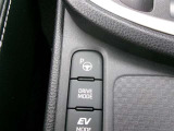 パーキングアシスト機能で、苦手な駐車もクルマがアシストしてくれるので、楽になりますね!(補助装置です)