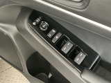 運転席のスイッチで全てのウィンドウの開閉操作を行うことができます。ロックボタンをONにしておくと、運転席以外のウィンドウは作動しないのでお子様を乗せているときなども安心ですね♪