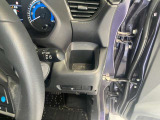 運転席側前部にドリンクホルダーあります♪運転中でも手が届きやすい位置にあって使い易いです♪