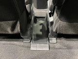 ポーチやセカンドバッグなど置くのに便利なセンターフロアートレイ。