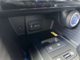 ワイヤレス充電機能で接続の手間いらず。スマートフォンなどをワイヤレスで充電可能です。