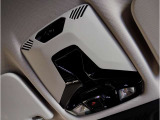 【SOSコール】車両の通信システムにより、SOSコールを発信することが可能です。また、エアバックの開くような大きな事故の場合は自動で通信を開始します。もしもの時にも安心です。