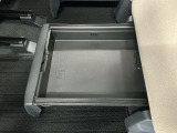 【置きラクボックス】後席シート下に収まる引き出し型の収納が装備!積んだままにしておく物など、外から見えずにスッキリ収納できます♪