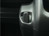 ◆コンビ二フック◆ちょっとした買い物の袋を吊り下げたり、ゴミ袋を吊り下げられるコンビニフックがあり車内を転がらず便利です!
