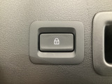 「キーを携帯」「車両電源OFF」「すべてのドアが閉まっている」これらの条件を満たす時にリアゲートロックスイッチを押しゲートを閉めると、すべてのドア、リアゲート、給油口が施錠されます。