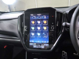 大型センターモニターです。車両の設定やエアコン、ナビゲーションや走行モードの変更など、様々な設定が集約されました。