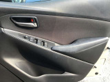 運転席ドア内装とパワーウィンドウスイッチ