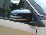 ウインカー付き電動格納式ドアミラー装備してます。対向車には認知され易く、安全につながりますね。