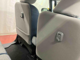 【シートバックユーティリティフック(運転席/助手席)】リュックなどの荷物を、サッと掛けられます。