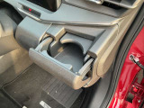 運転席側に目線を落とさず使用可能なドリンクホルダーを設置しております!!