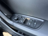 ミラーヒーター、ミラー格納、ミラー調整スイッチ、窓の開閉操作。Audiでは触感開発チームがあり、クリック感は操作する喜びを感じていただけます。