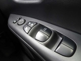 パワーウインドウスイッチ★電動格納機能付きで運転席からドアミラーの角度が調整可能です。電動格納機能付きです♪