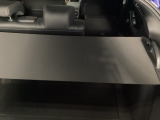 【トノカバー】荷室への視線をさえぎり、盗難防止やプライバシーの保護に役立ちます。簡単に取外しができるので必要に応じて柔軟にご利用いただけます。