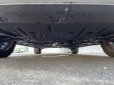 気になる中古車の下廻り。もちろん、納車時には整備スタッフによる点検を実施致しますので安心してご購入いただけます。ご希望があれば下廻りの錆止め施工も承ります。